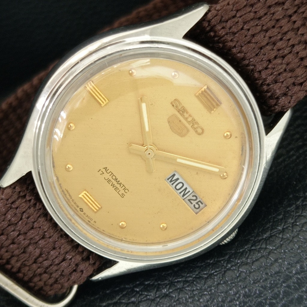 Vintage 1996 Seiko Automatic Mens Silver Watch WDaydate  Gold Accents